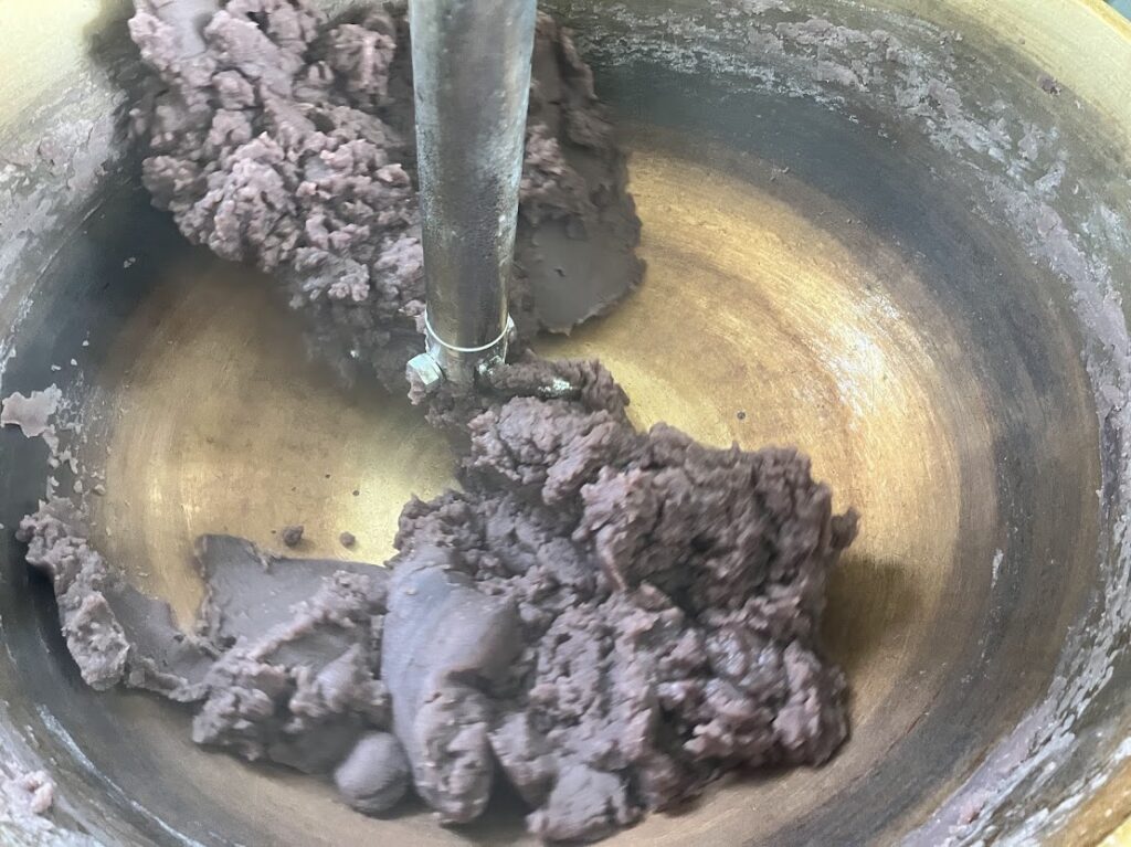 上用饅頭のあんこに熱を加えて炊いていく