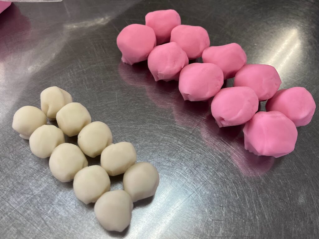 乱菊用のピンク練切と白練切