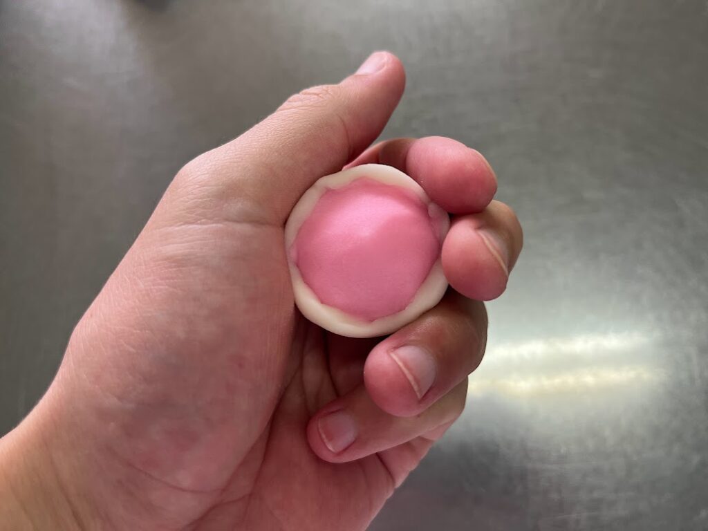 乱菊の白練切でピンク練切を包む