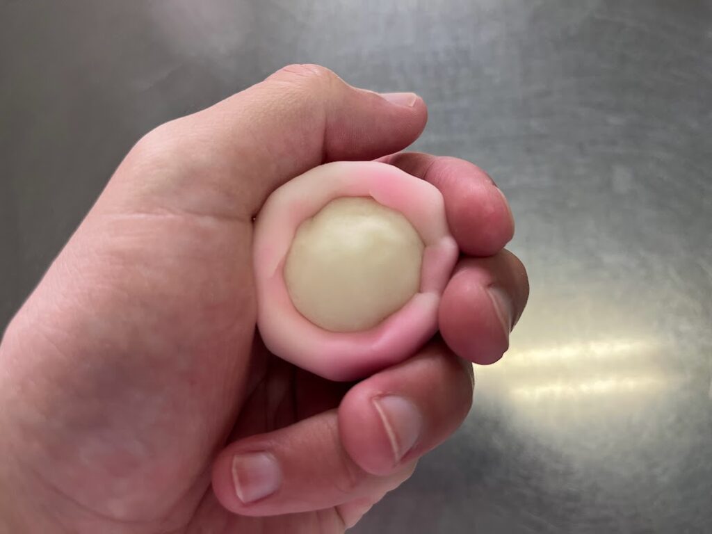 乱菊の中あんを包餡する