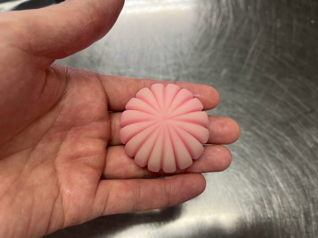 乱菊の花びらをへらで入れる