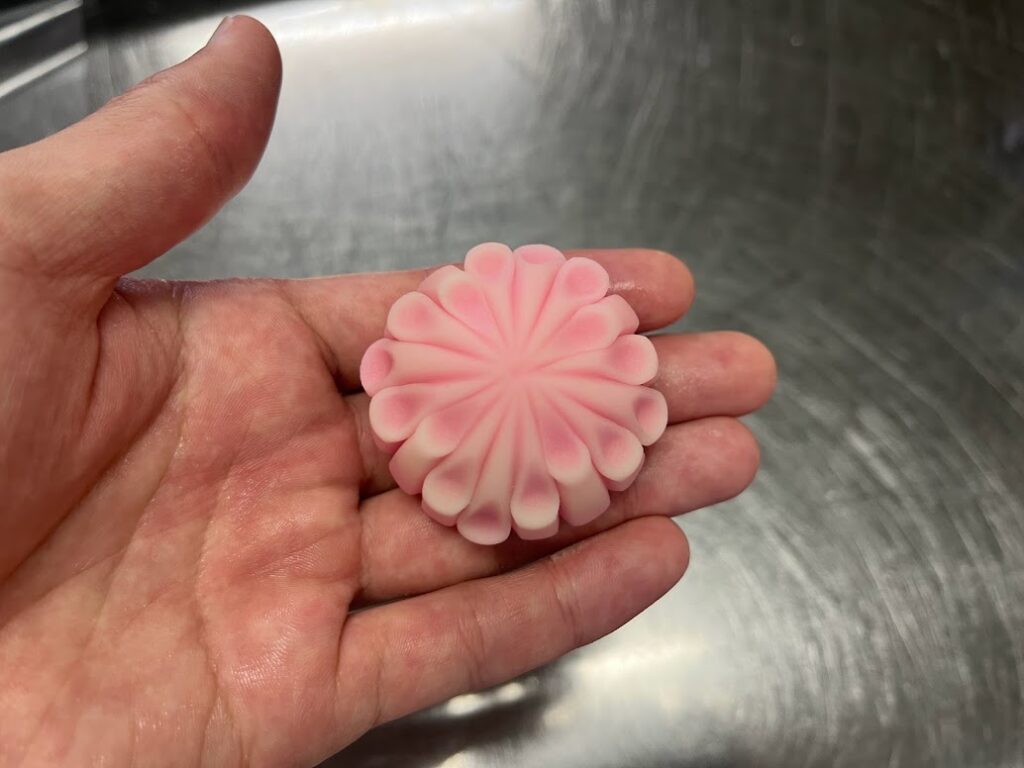 押し棒で花びらを表現した乱菊