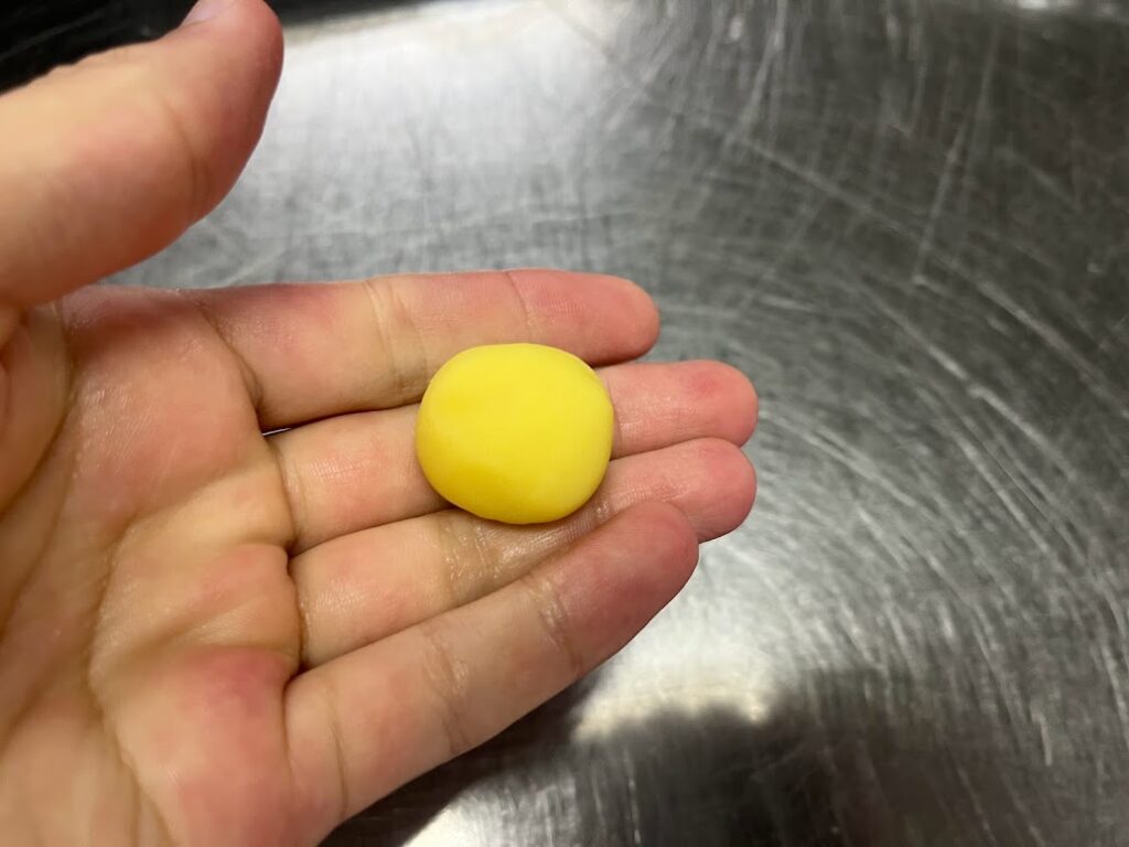 乱菊のしべ用の黄色練切