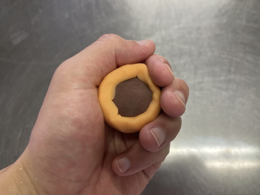 柿の中あんを包餡する