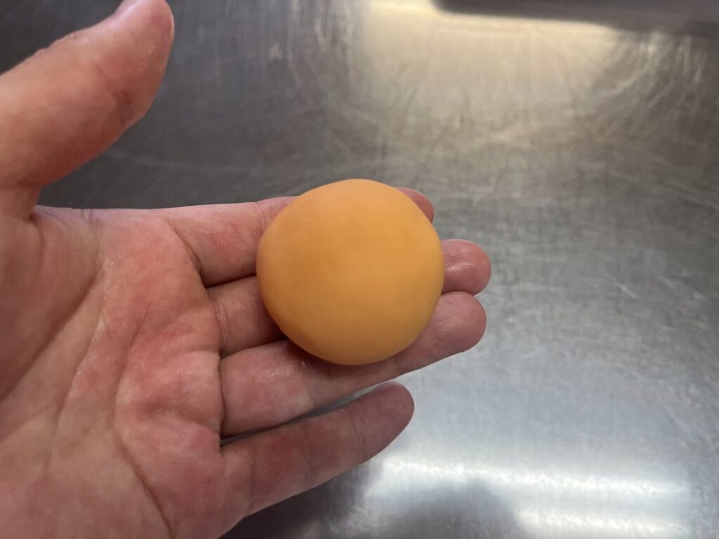 柿の中あんを包餡する２