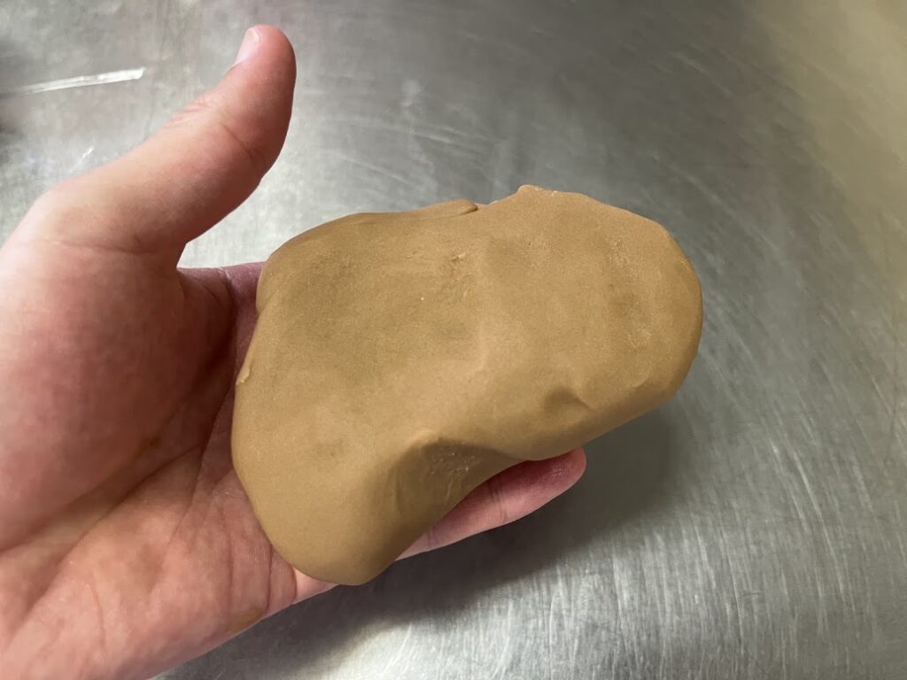 茶色に着色した柿のヘタ