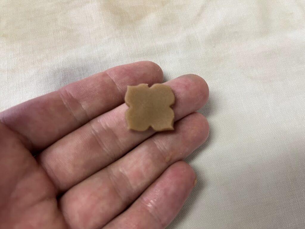 柿のヘタの部分を抜型で抜く