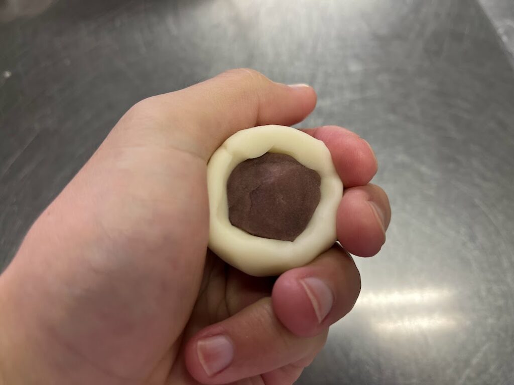 小芋の白練切で中あんを包餡する