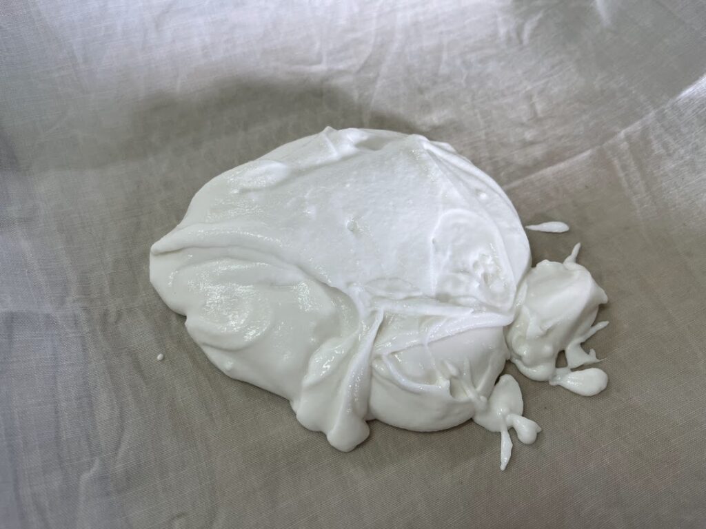 餅粉に水を加える