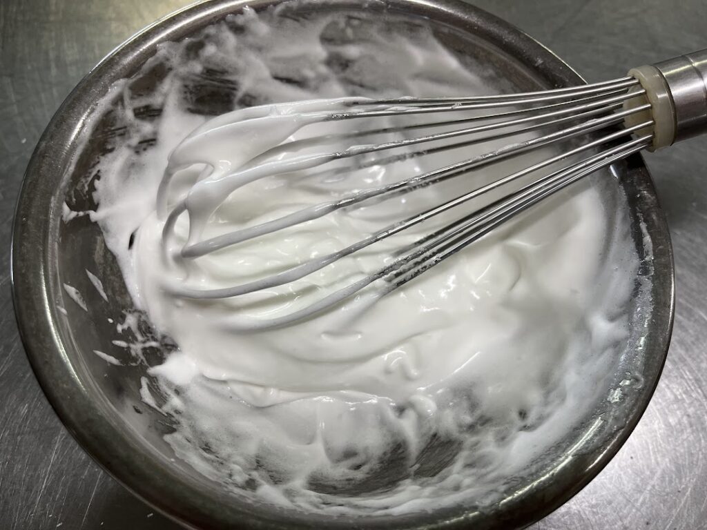 雪平に加えるメレンゲ