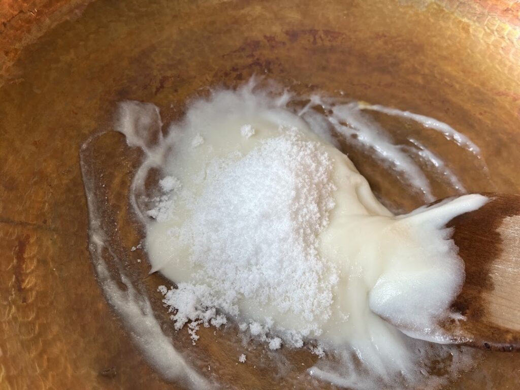 求肥に砂糖を加える