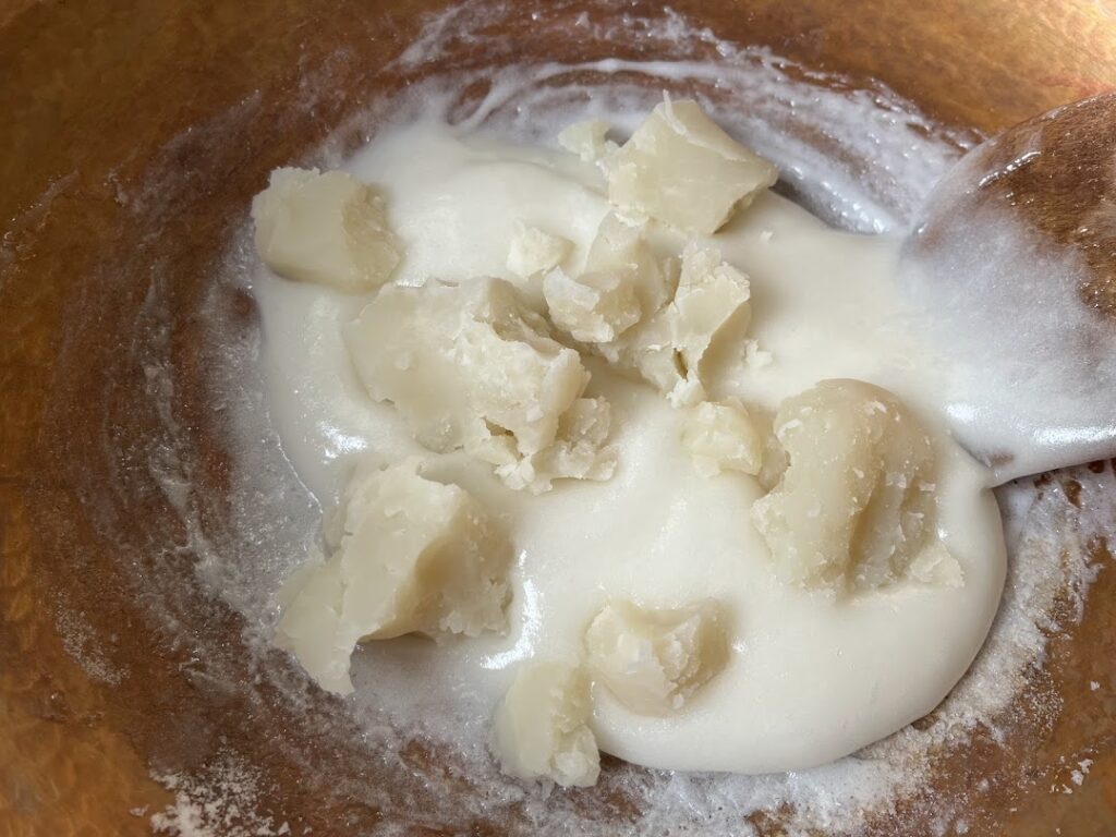 求肥にあんこを加える