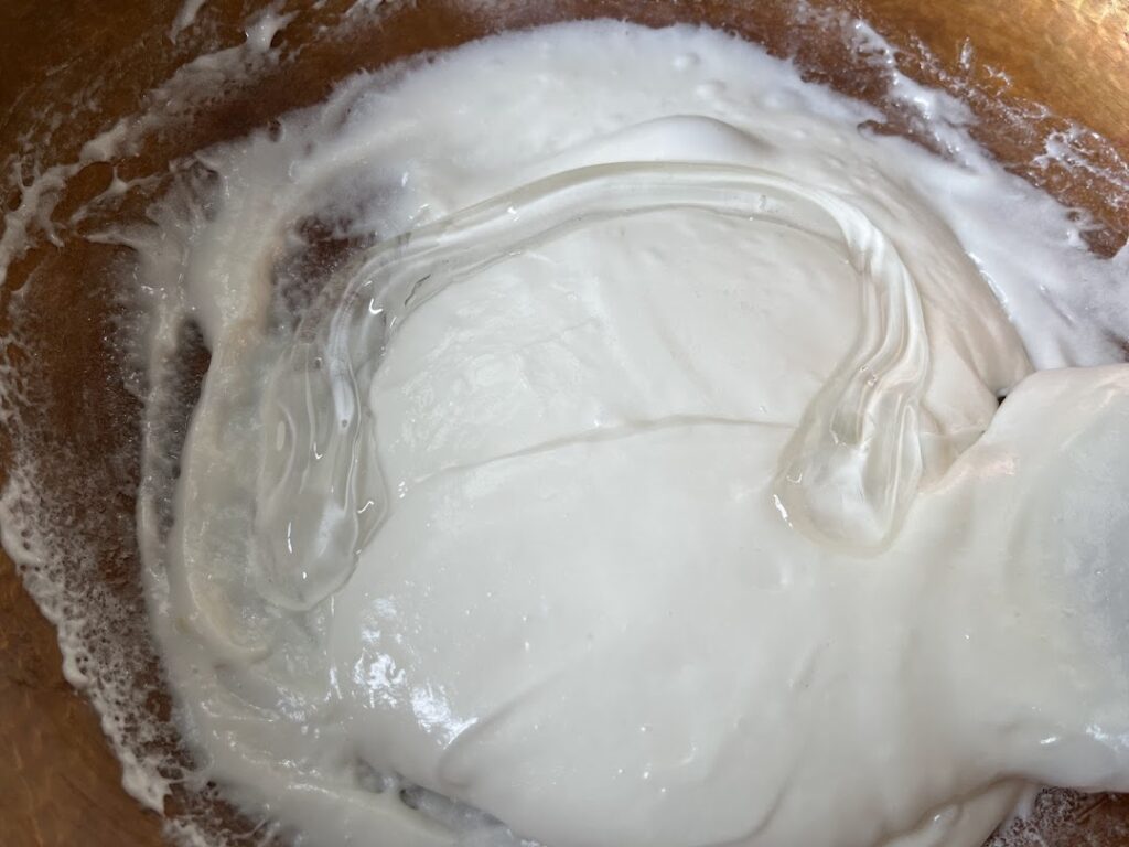 雪平に水あめを加える