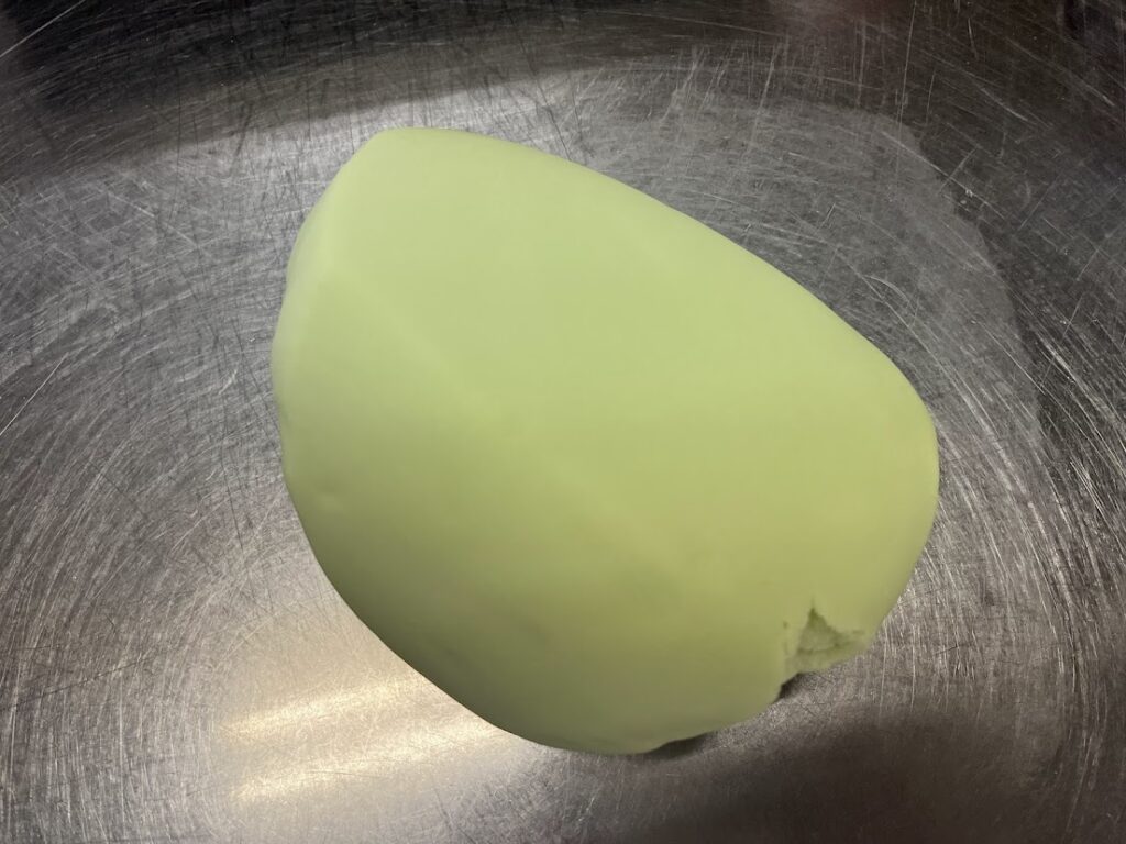 竹用に緑に着色した練切