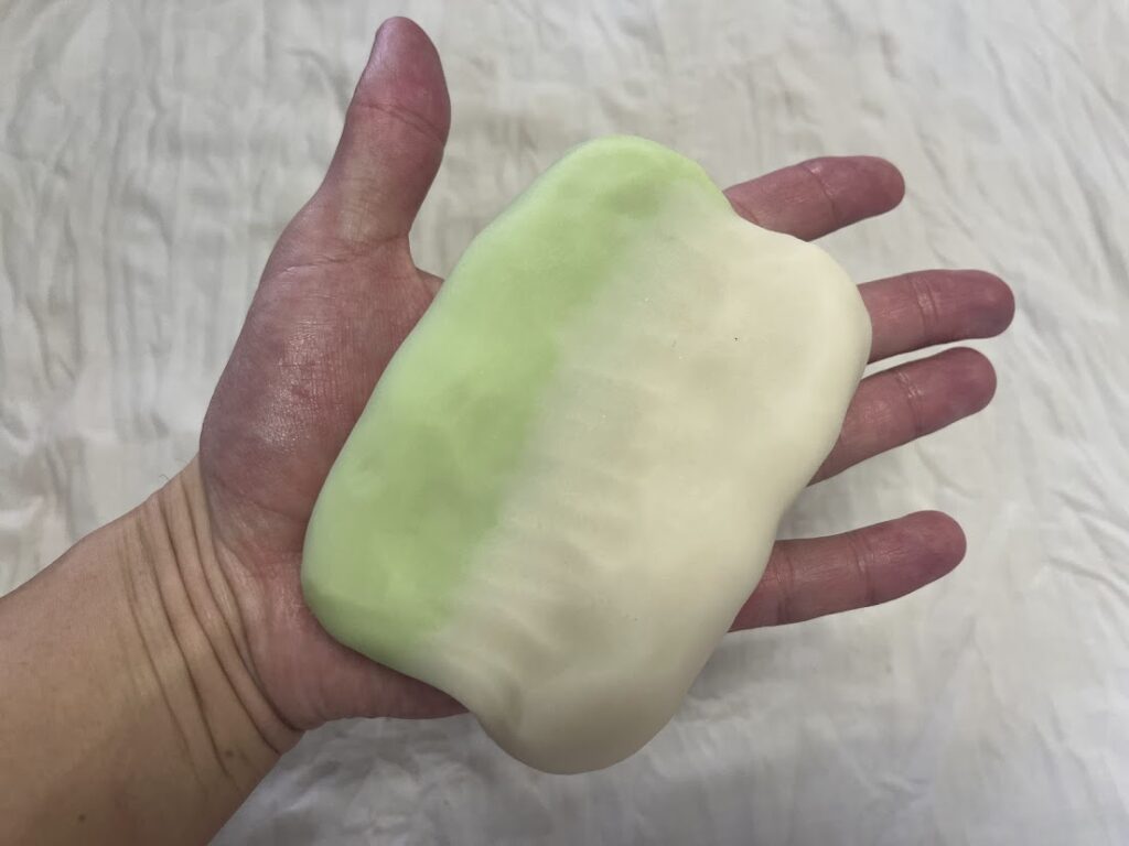 竹用の練切をぼかす