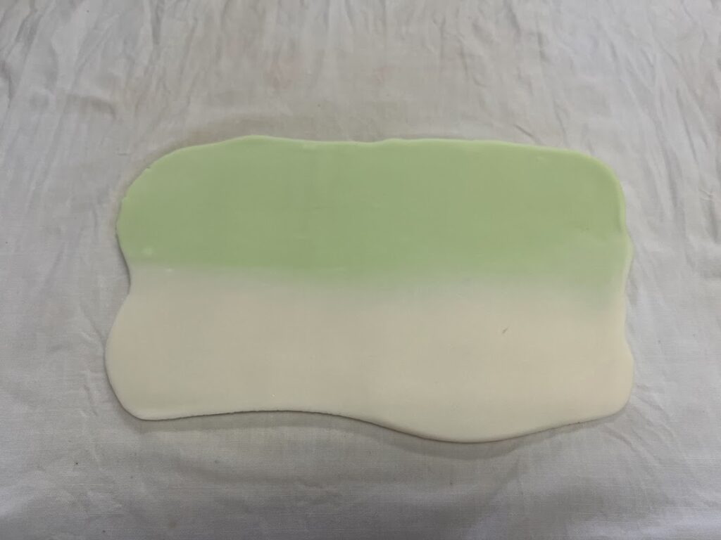 竹用のぼかした練切を伸ばす