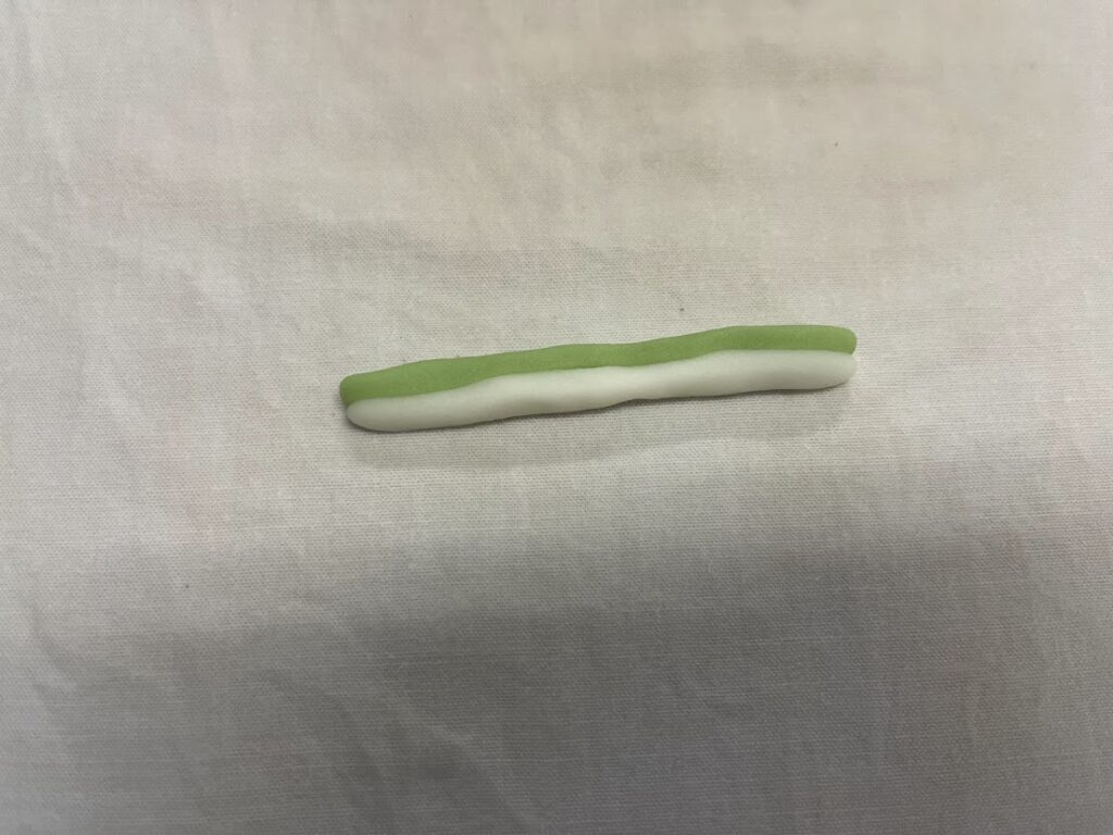 竹のこの芽用の緑と白の練切を合わせる