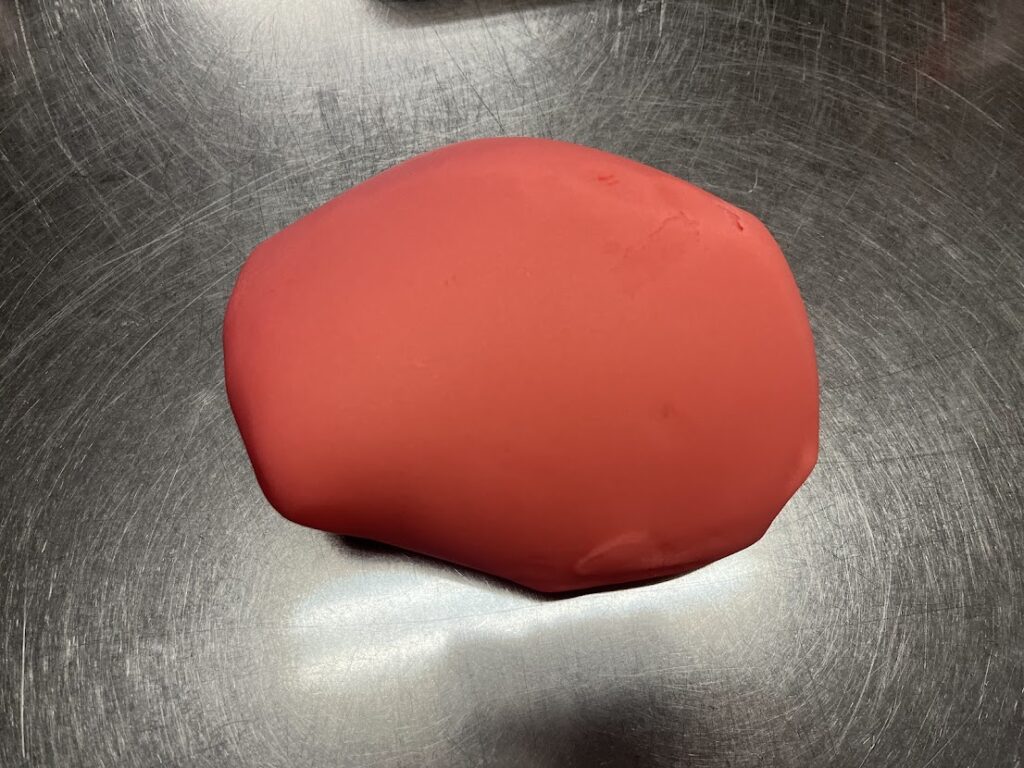 上生菓子紅梅を赤色に着色