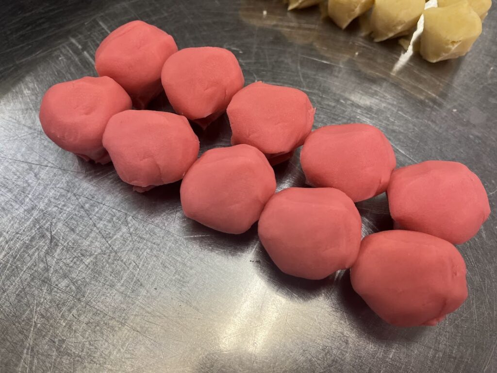 紅梅の赤練切を種切りする