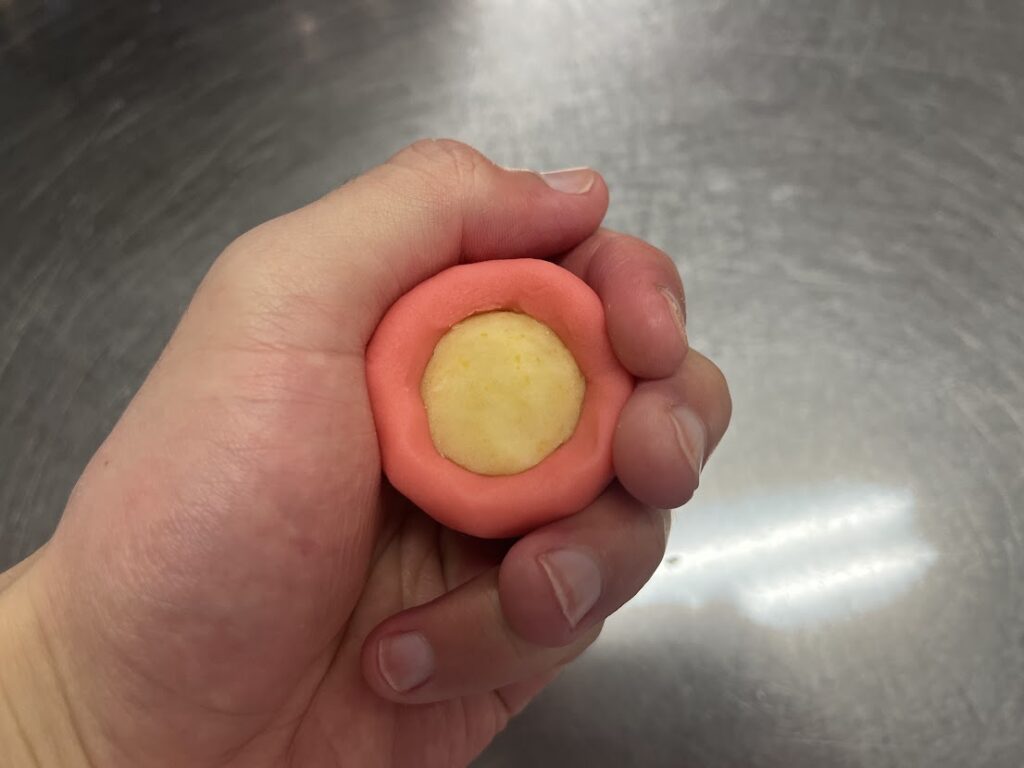 紅梅の中あんを包餡する