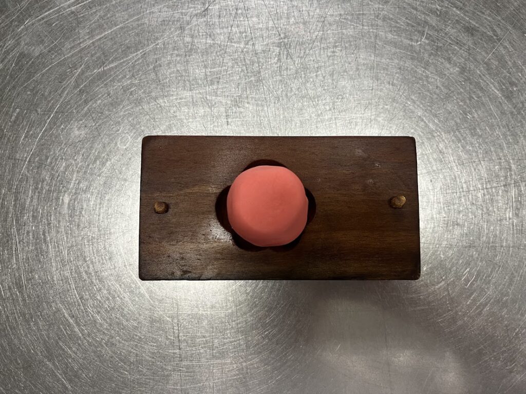 紅梅の木型の中央に練切を置く