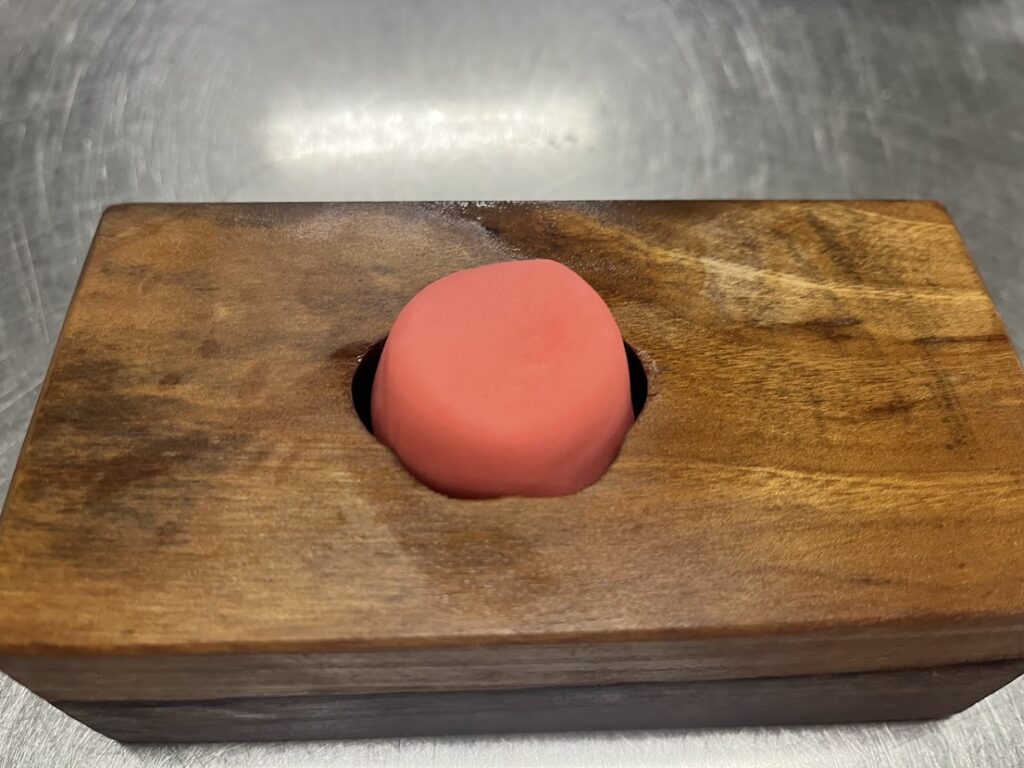 紅梅の木型の上から木枠を乗せる