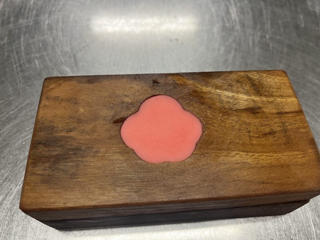 紅梅のはみ出た部分を押し付ける