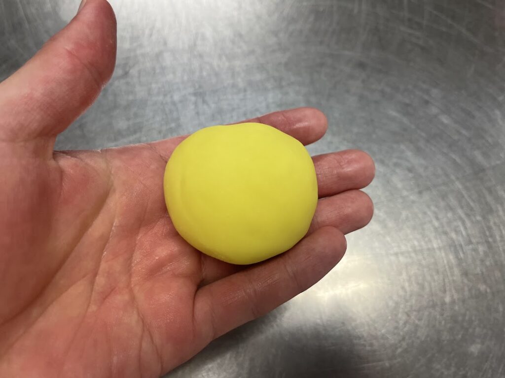 紅梅のしべ用に着色した黄色