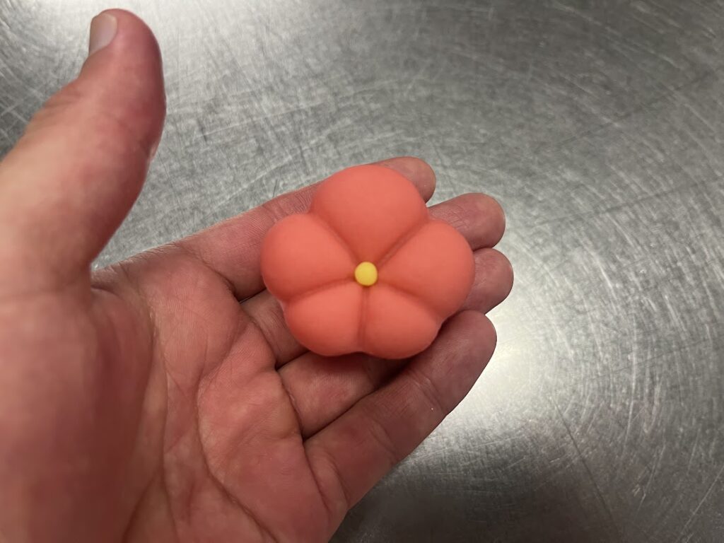 紅梅の中心に黄色のしべを乗せる