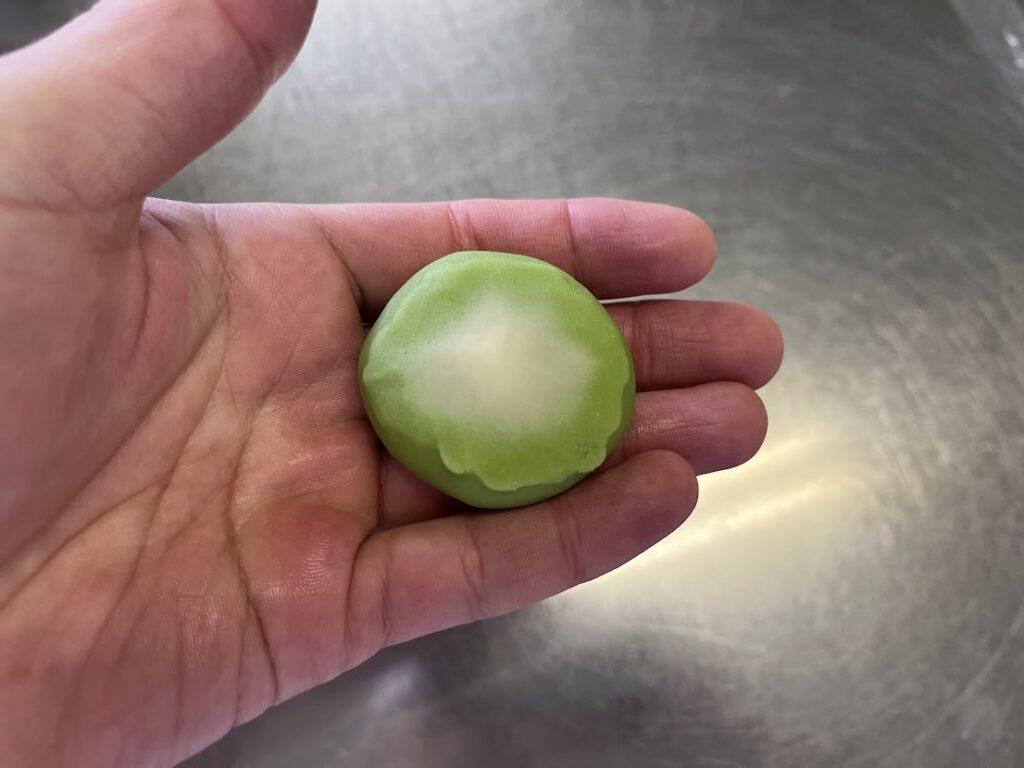 上生松の緑練切に白練切をぼかす