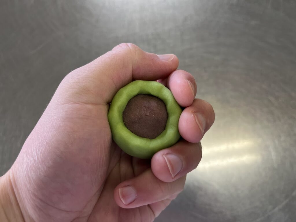 上生松の中あんを包餡