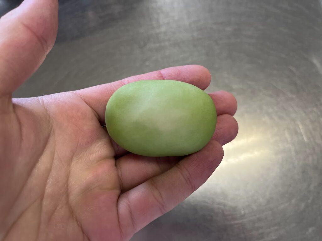 上生松を俵型に成形