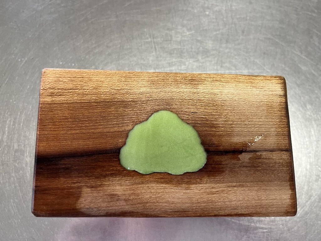 木型に松の練切を押し当てる