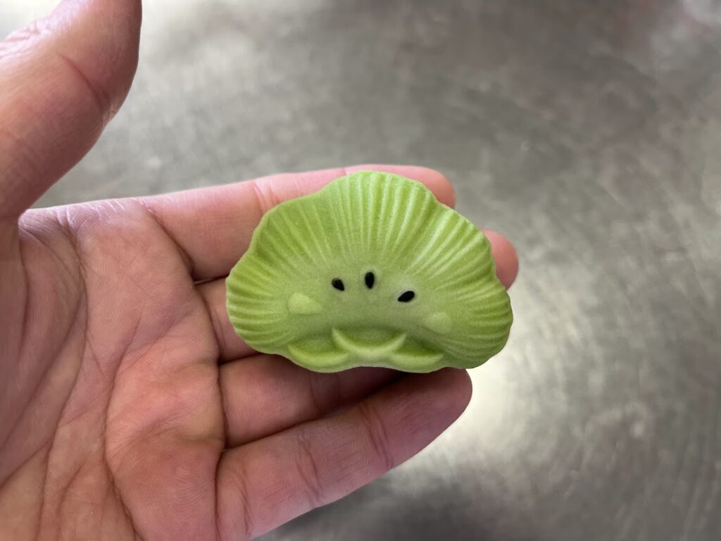 上生の松に黒ゴマを配置