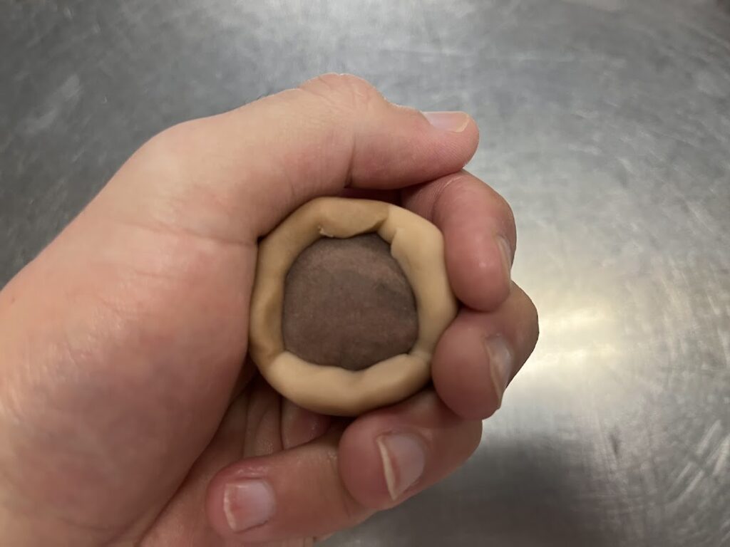 上生の午の中あんを包餡する
