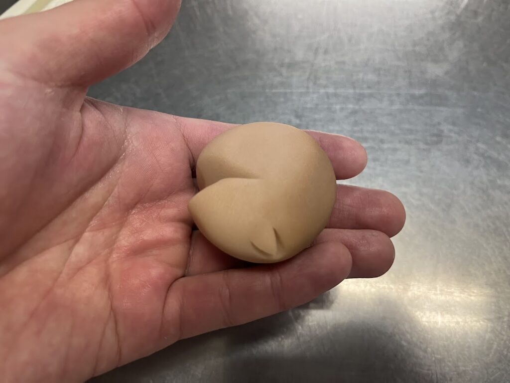 菊切ばさみで耳をつくる