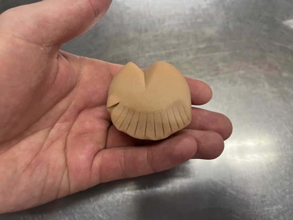 ヘラでたてがみのあとをつける