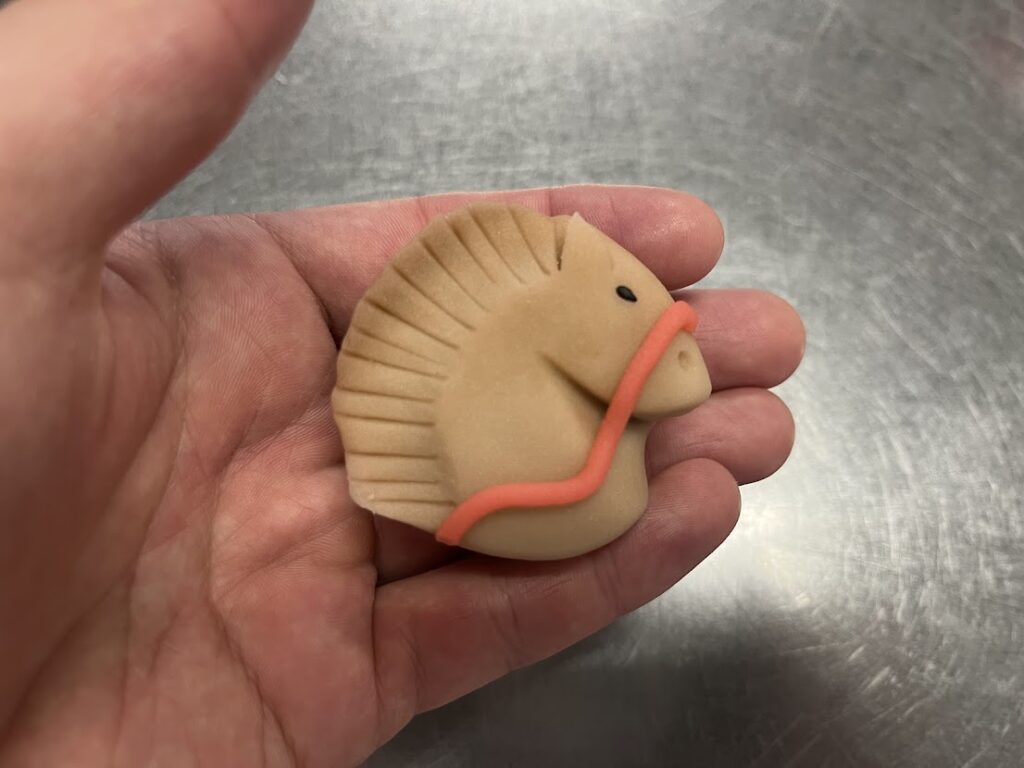 午に目と鼻をつける