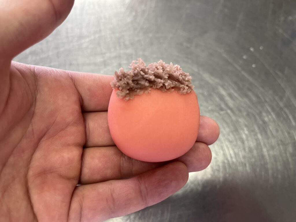 茶色の練切を植え付ける