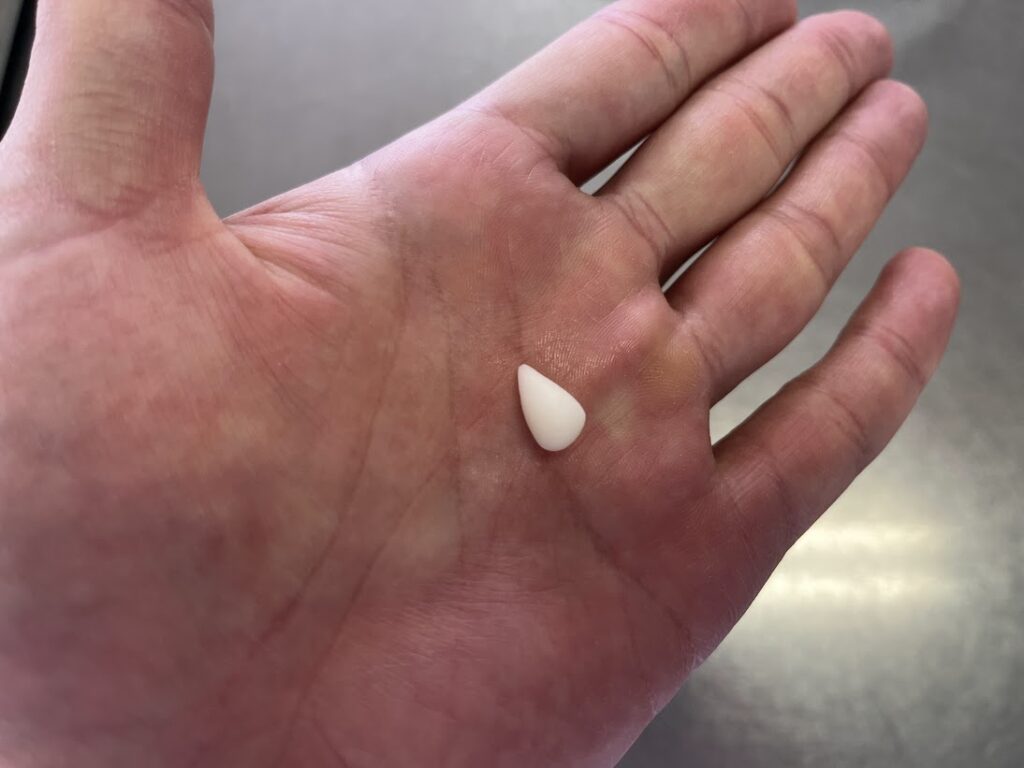 白い練切を円錐形に成形する