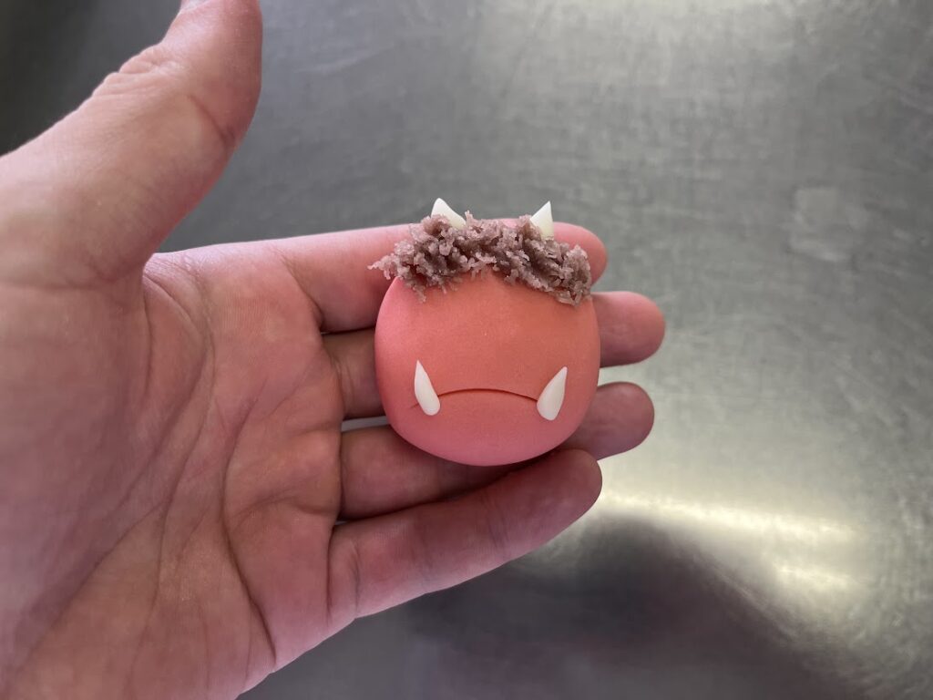 白い練切で鬼のキバをつける