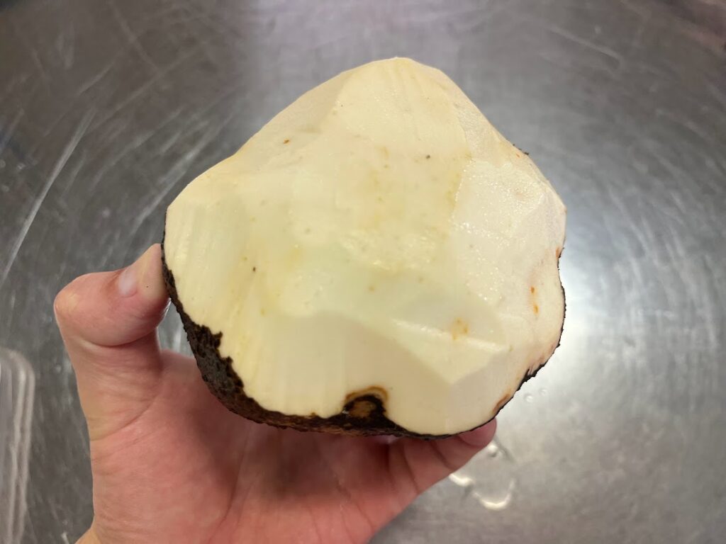 皮をむいた丸芋