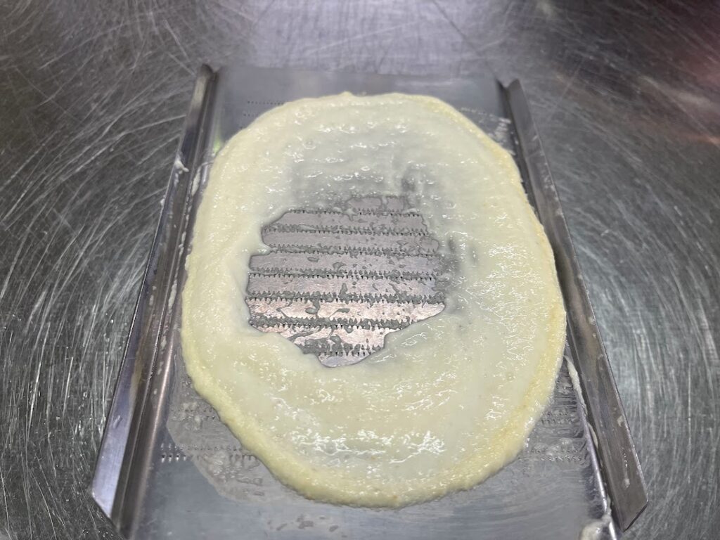 すりおろされた丸芋