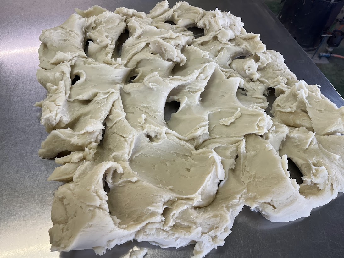 炊きあがった練切の熱を逃がす