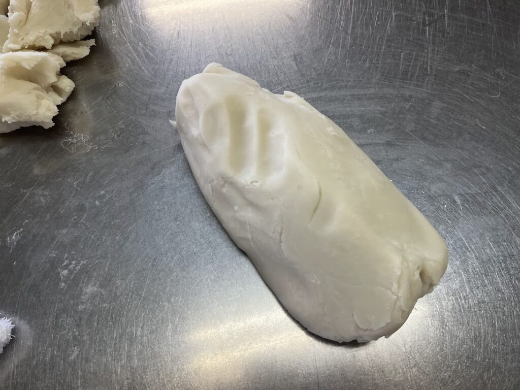 熱のある練切をもみまとめる