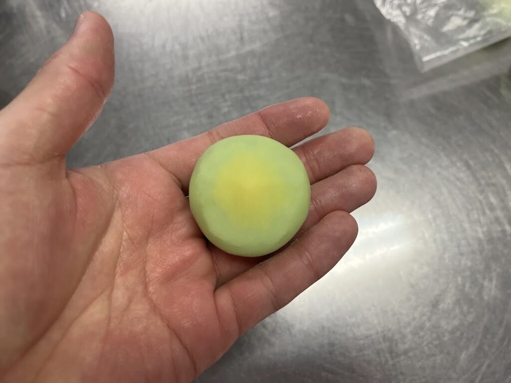 亀の緑の練切に黄色の練切をぼかす