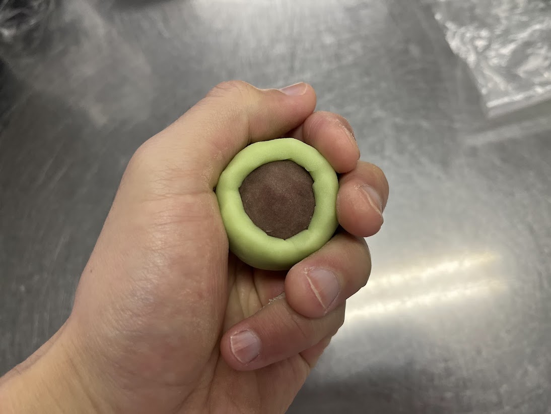 亀の中あんを包餡する