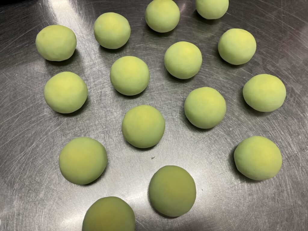 亀の練切がきれいに包餡できた