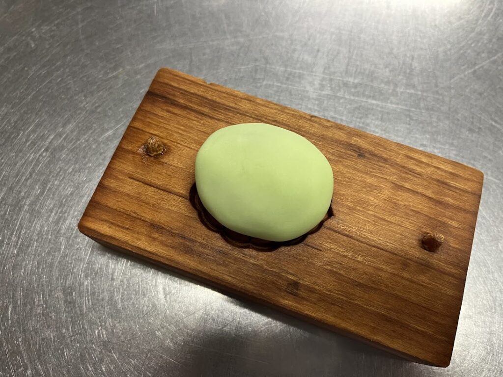 亀の木型に練切を押し当てる