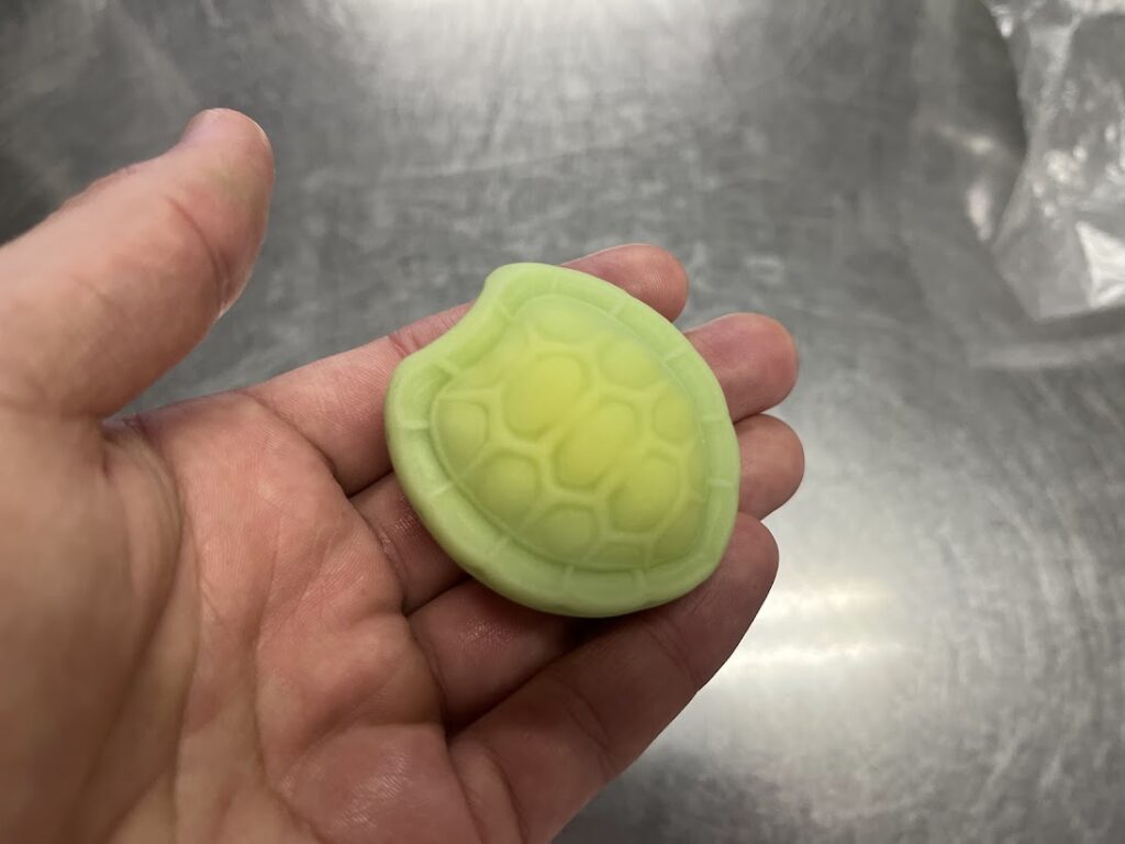 木型から抜いた上生菓子の亀